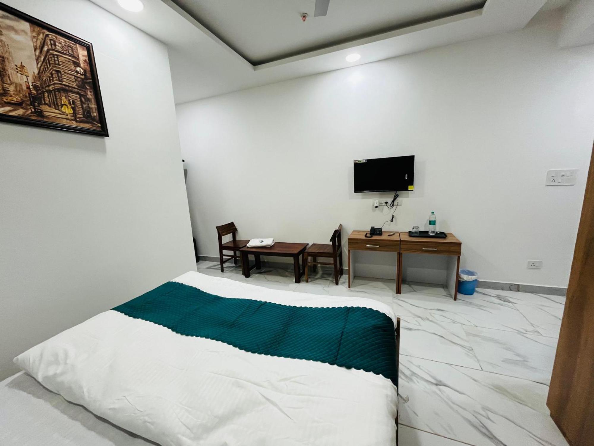 Townhouse Happy Habitat Guest House Greater Noida Exterior photo