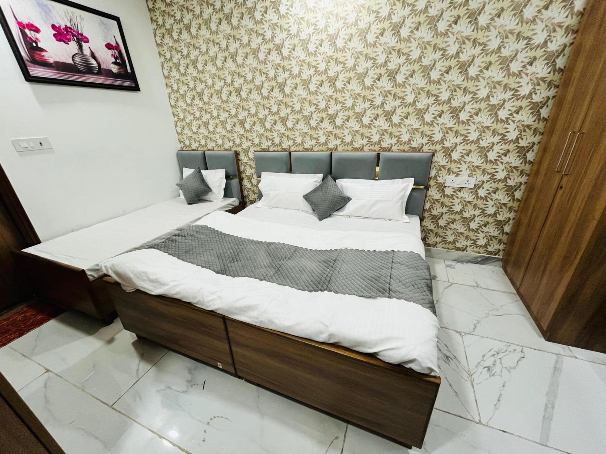 Townhouse Happy Habitat Guest House Greater Noida Exterior photo