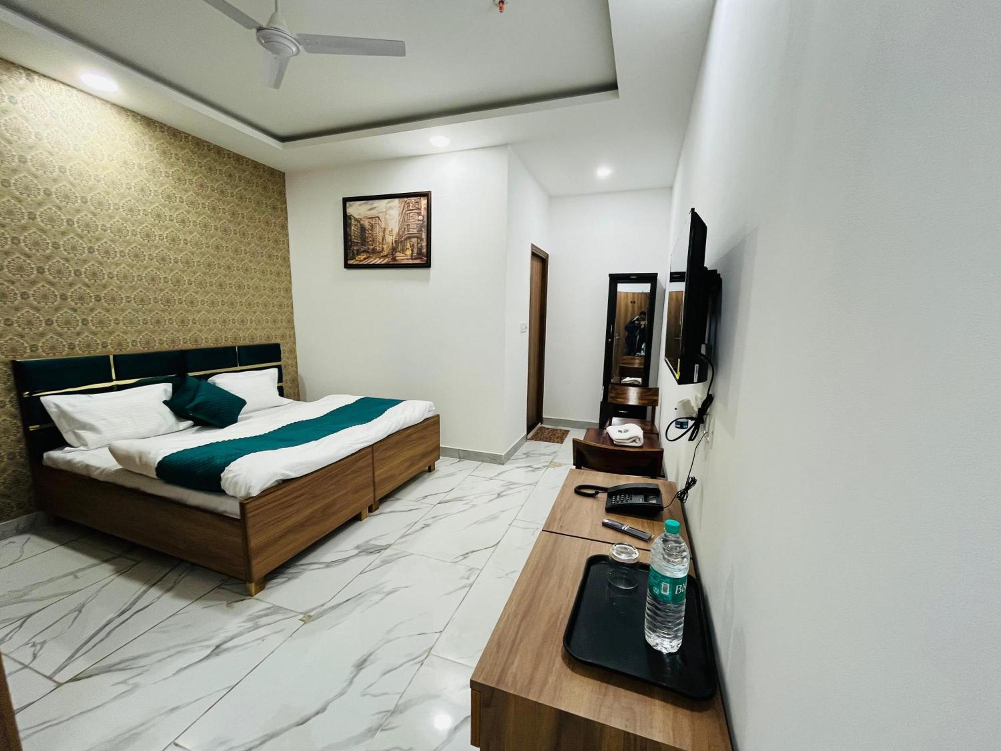 Townhouse Happy Habitat Guest House Greater Noida Exterior photo